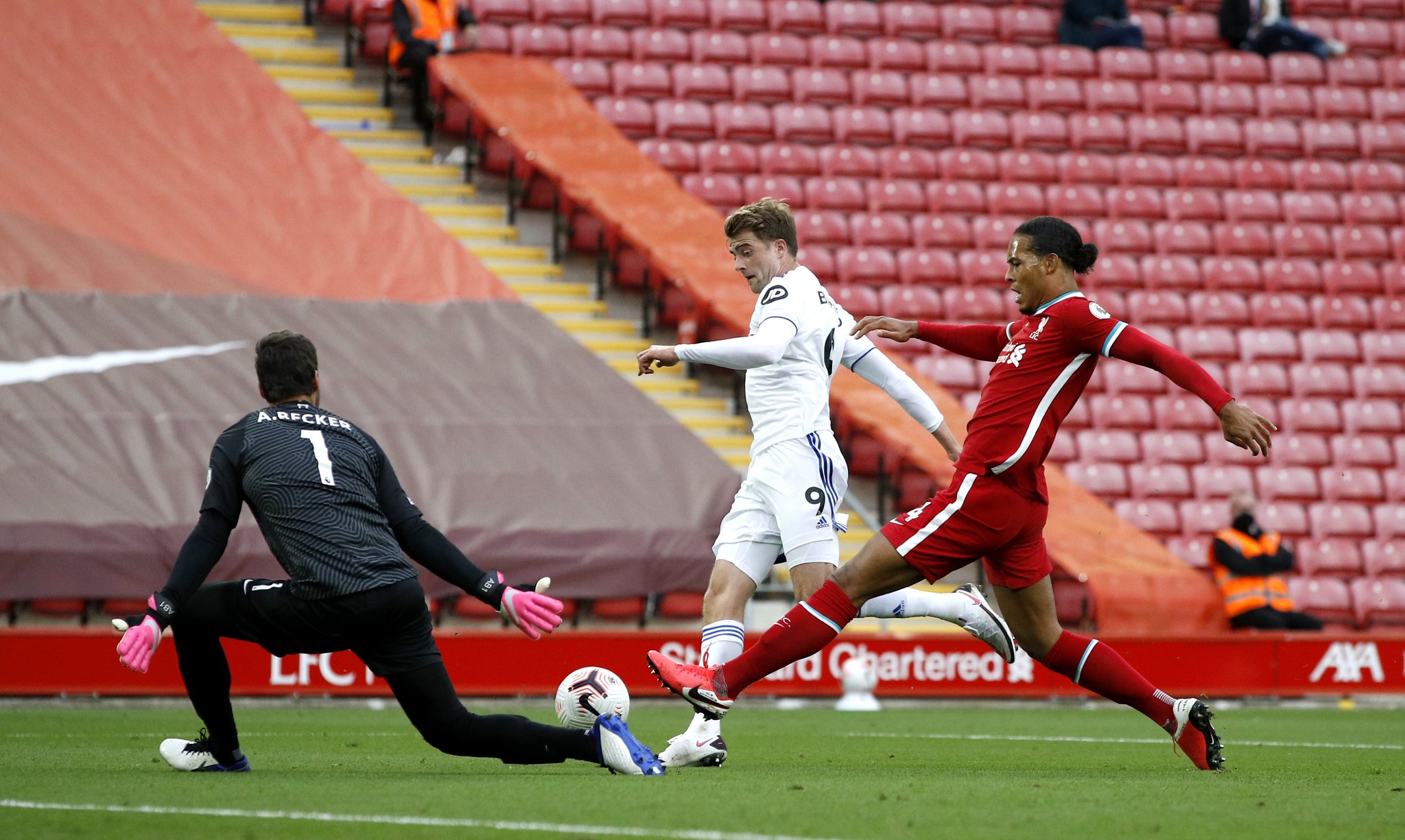 显得更加不 显得更加不